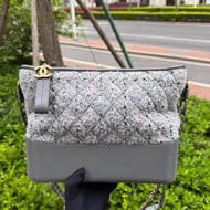 Chanel • Gabrielle 灰色毛呢流浪包 中號