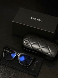 Chanel 黑色眼鏡，紫外線強會漸變成太陽眼鏡，有度數（左325，右375）