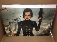 ㊣~所羅門裝備網~㊣ 蜜拉 喬娃維琪 Milla Jovovich 惡靈古堡 簽名照(附原出廠公司認證書)