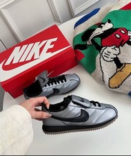 🍬情侶配色 Nike Cortez LEATHER SE Tiempo “Metallic Cool Grey Black” 阿甘鞋 翻蓋鞋舌跑步鞋 銀色 黑色 男女款