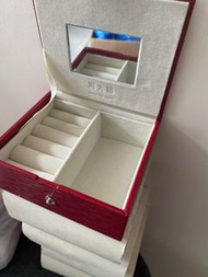 周大福 有鏡手飾盒 金器 金 周生生 六福