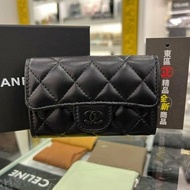 東區正精品㊣CHANEL AP0214 SO BLACK 全新香奈兒黑色羊皮黑釦釦子卡片夾零錢包 RZ4666