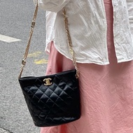 💎Chanel香奈兒｜23c黑金琺瑯徽章鏈條Hobo水桶包｜99新芯片款全配