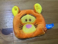(絕版)迪士尼經典動畫《小熊維尼》系列中人氣角色 跳跳虎（Tigger）的 Q 版大頭造型毛公仔零錢包掛件（附帶拉鍊、鑰匙圈鏈條與正版迪士尼藍色布標）