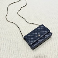 CHANEL - 深藍色羊皮霧金釦WOC