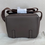 999新Loewe 羅意威 military 灰色 郵差斜挎包