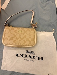 COACH 經典 Monogram 手挽袋