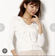 日本品牌四千金Jusglitty 白色刺繡花圖案針織外套