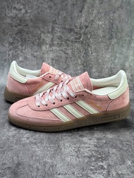 💥現貨💥 氣質溫柔蜜桃粉麂皮復古休閒板鞋 adidas Handball Spezial | 頂級反絨鞋面 | 經典三條紋撞色設計 | 防滑耐磨生膠底 | 舒適透氣鞋墊|