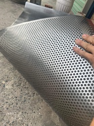 ( Ngang 1m - dài 20cm 30cm 40cm - lỗ tôn 4ly 6ly ) Tôn đột lỗ kẽm dày 45 zem lỗ tròn