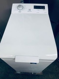 洗衣機(上置)伊萊克斯 新款1200轉 6KG 95%新 EWT1266EWW有保用二手電器/家俬/家電/家庭用品 傢俱