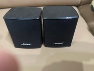 Bose Surround Speakers 小型後置  bose 揚聲器附有兩個無線接收器。Bose 環繞聲揚聲器。無線喇叭
