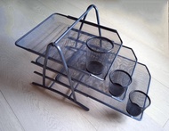 All $277 ＞先下拍 才回覆ㄑ90年代出產懷舊復古早年初版 不是近年銀色紅色復刻版. 炭灰黑經典北歐設計雜誌架文件架收納架文件夾1件 黑色筆筒3件, 工業風 合 拍劇道具 IT 室內設計 公司 