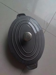 Staub 橢圓形鑄鐵鍋 灰色