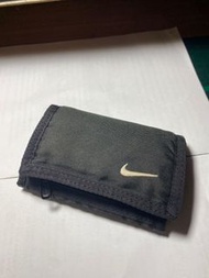 正版NIKE BASIC WALLET 黑錢包 皮夾 運動錢包 零錢包 運動皮夾(黑色) 尼龍錢包(三折式)