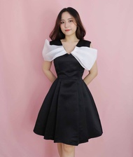 Đầm đen dự tiệc sang trọng thanh lịch dáng xòe xếp ly cổ v đính nơ trắng xinh thiết kế cao cấp eo tô