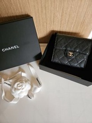 ✨全新全配✨ Chanel 荔枝皮經典小型口蓋皮夾 黑金扣 晶片款