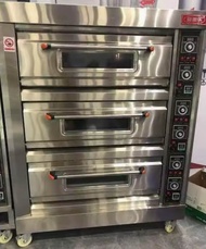 Three deck commercial baking oven