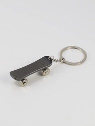 1個創意3d滑板車鑰匙扣,帶有可轉動輪子,是男友的酷炫禮物