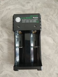 🔋雙槽18650鋰電池充電座（Type-C輸入）