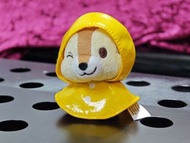 ☔香港迪士尼樂園 奇奇 Chip 雨衣系列 毛絨鎖匙扣～晴天娃娃造型+鮮黃雨褸+眨眼表情 全新