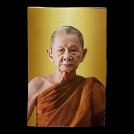 หลวงปู่บุญมา โชติธัมโม รูปมหามงคล 7 รอบ หลังแผ่นตะกั่ว จารมือ ติดตะกรุด ฉากทอง ครึ่งองค์ หลวงปู่บุญม