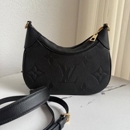 lv 黑壓紋半月腋下包 買不到了