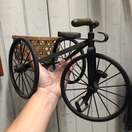 金屬工藝品腳踏車後有竹籃
