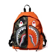Bape กระเป๋าเป้นักเรียนสะพายหลังลายพรางสีแฟชั่นลายการ์ตูนกระเป๋านักเรียนอินเทรนด์ผู้ชายและผู้หญิงกระ
