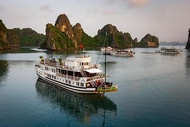 สถานที่ท่องเที่ยว/กิจกรรม Bai Tu Long bay Deluxe cruise 2D1N: fishing villages, meals, cave, kayakin