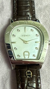 出售國際名牌AIGNER  Amalfi Watch 女士電子石英錶，停產罕有、（ A32200 ） ，100% 全新正貨、貝母晶石面+8石。水晶玻璃，非常特色，馬提型錶款、功能正常、不銹鋼皮帶錶、防