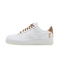 Nike Air Force 1 รองเท้าสเก็ตบอร์ด Low-Top Retro สบายสำหรับผู้หญิง, สีขาว/สีน้ำตาล, HF5716-111, กันล