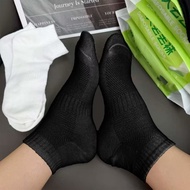 (FOREVER ESSENTIAL) 5 Pairs Breathable Socks Black White Unisex Comfortable One Time Use Hygienic Tr