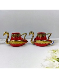 一組陶瓷天鵝造型咖啡杯茶碟，每個杯子和碟子都經過電鍍金色，純手繪紋樣。精美的天鵝杯茶碟套裝，適合飲用咖啡，濃縮咖啡和水。紅色。