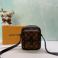 LV Christopher老花隨身包