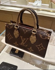 LOUIS VUITTON LV ONTHEGO East-West 經典老花 滿印拉鍊開合 帆布 單肩斜挎手提包 常規 女款 棕色 | M46653 | 全新正牌正貨