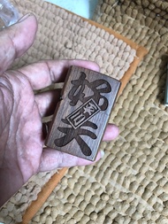 bật lửa zippo mũ ốp gỗ thủ công. khắc chữ nhật biểu tượng mau mắn. sản xuất tại nhật