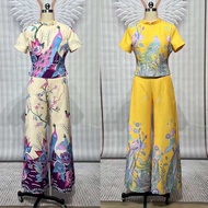 S-4XL ชุดผ้าปาเต๊ะ ชุดเซ็ท 2 ชิ้น เสื้อ+กางเกง ชุดออกงาน - ลายดอกไม้ สีเหลืองงามสง่า