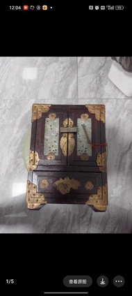古董木製首飾櫃老首飾盒，木頭+銅+玉片，有鎖，成色還可以，有點年代感，具體看圖。 尺寸大概20×15×10cm，收納首飾