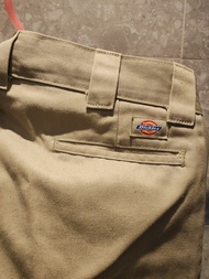 售 Dickies Chino pant 修身剪裁卡其色 長褲，尺寸為 30x32。褲子為卡其色，有兩個後口袋和一個 Dickies 品牌標籤。內側標籤顯示了洗滌說明和製造地為宏都拉斯。褲子有腰帶環，
