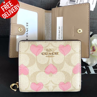 กระเป๋าสตางค์ ใบสั้น COACH SNAP WALLET IN SIGNATURE CANVAS WITH HEART PRINT