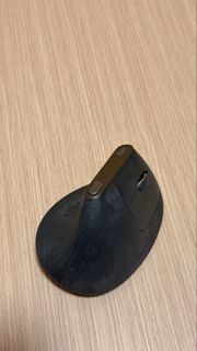 Logitech MX Vertical 人體工學滑鼠