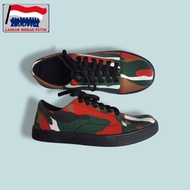 Sepatu sneakers casual motif loreng laskar merah putih