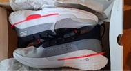 Under Armour Curry 7 籃球鞋，採用白、黑、紅配色，配備 HOVR 技術