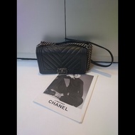 Chanel 銀鍊黑荔枝皮V格Boy 25