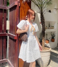 Đầm trắng dự tiệc sang trọng tiểu thư xòe tay phồng cổ v thiết kế cao cấp vân nổi eo tôn dáng che bụ