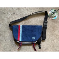 Crumpler the barney rustle blanket sling bag 1229