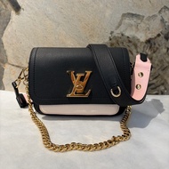 LV黑/米牛皮金釦LOCKME TENDER口蓋包