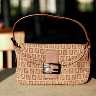 經典 FENDI 2004 FF Logo Zucchino 雙翻蓋法棍包，米色粉色