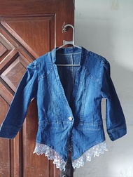 Blazer Denim Anak wanita dengan Aksen Renda PRELOVED
